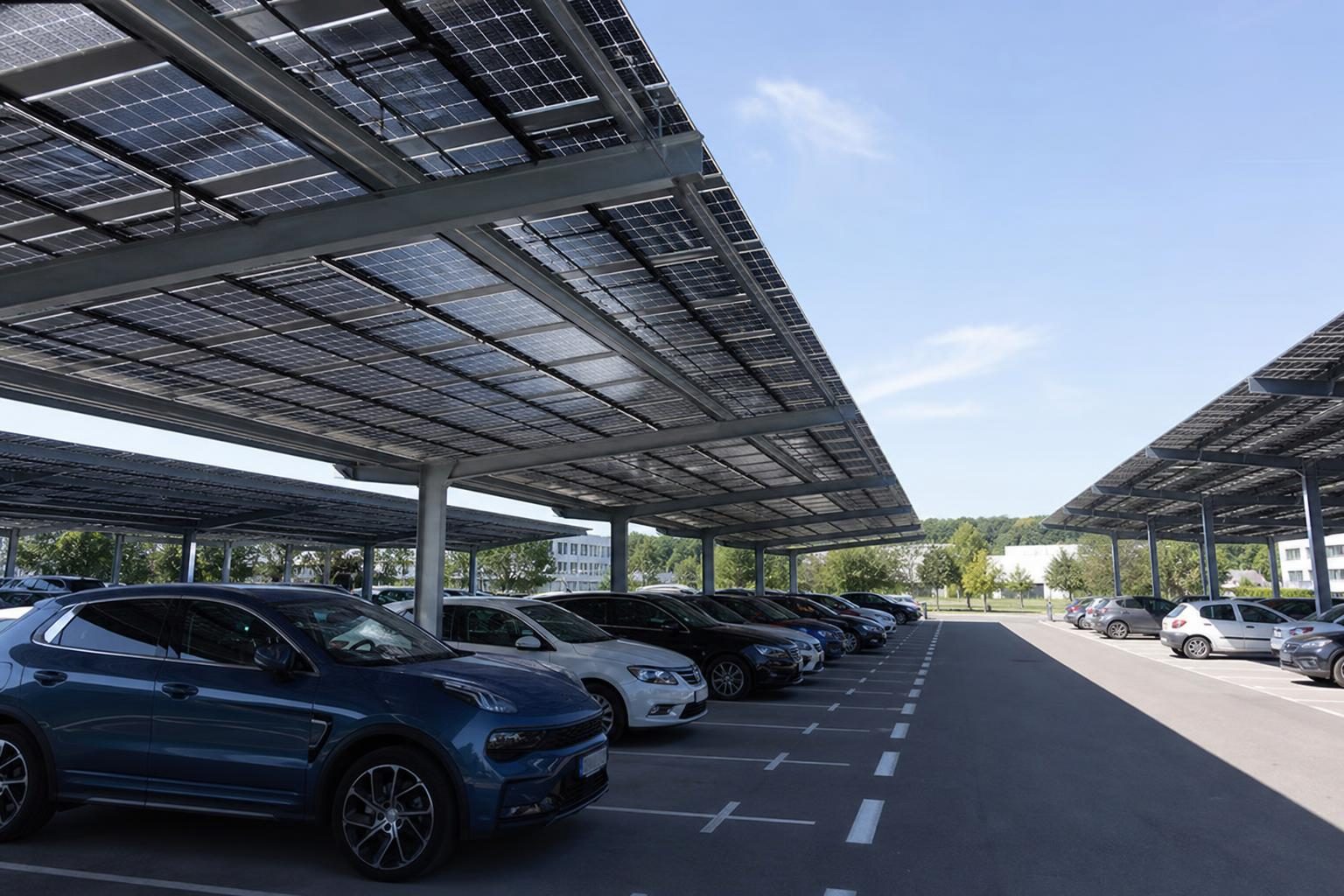 Ombrières photovoltaïques sur un parking d'entreprise (illustration)