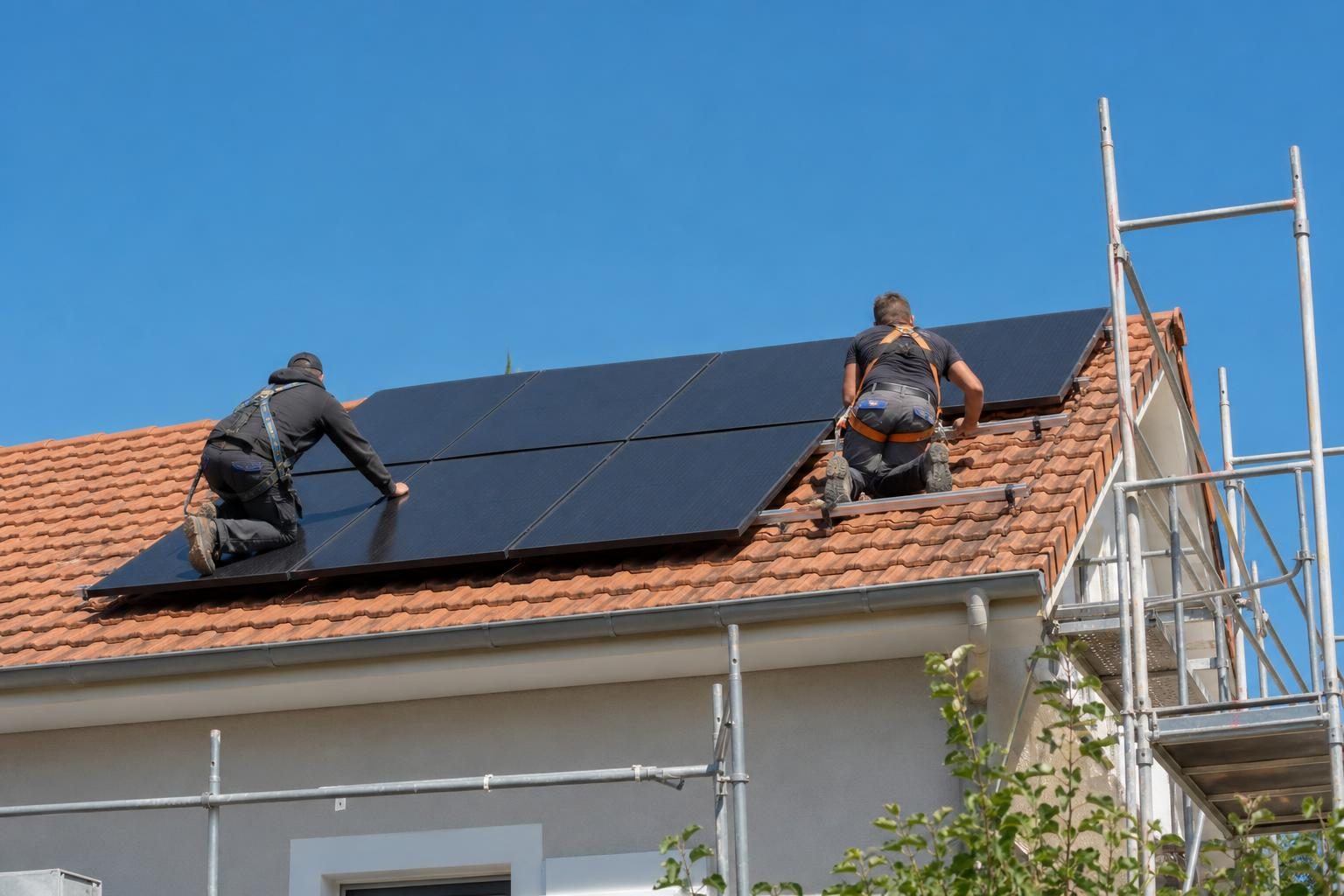Installateurs posant des panneaux solaires sur un toit de tuiles (illustration)