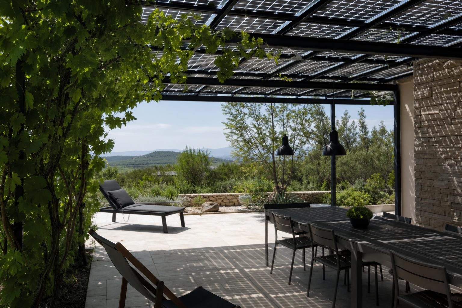 Terrasse ombragée sous une toiture de panneaux solaires (illustration)