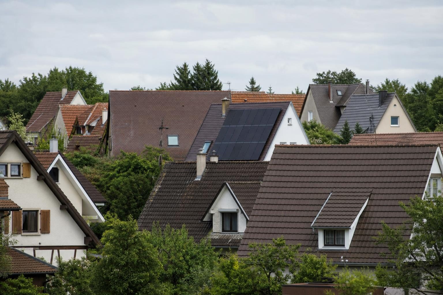 Panneaux solaires sur un toit pentu strasbourgeois (illustration)